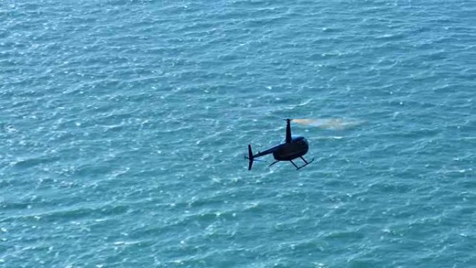 空中直升机在海面上空飞行