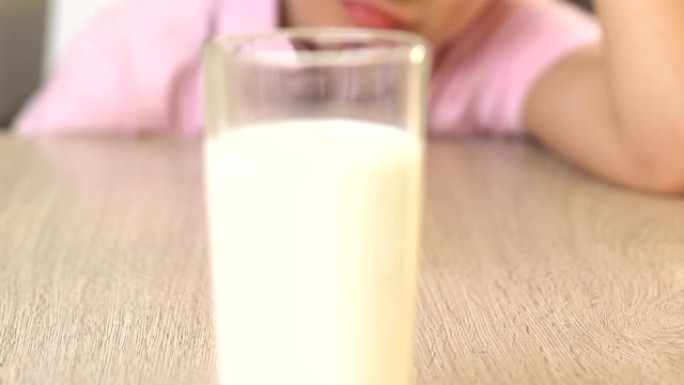 男孩拒绝喝牛奶，儿童健康饮料，乳糖不耐受