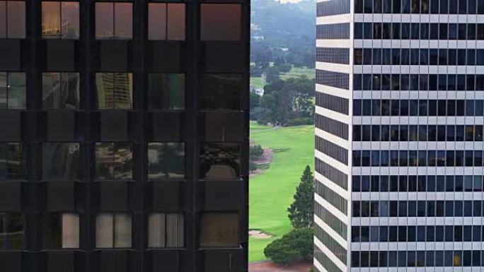 办公塔楼之间的公园可见 -- 无人机拍摄