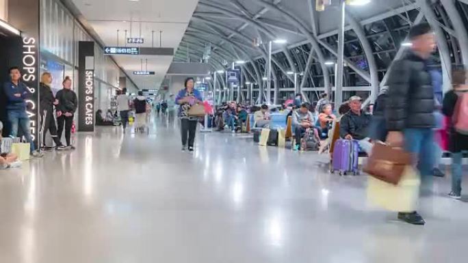 延时: 日本关西机场出发航站楼的旅客人群