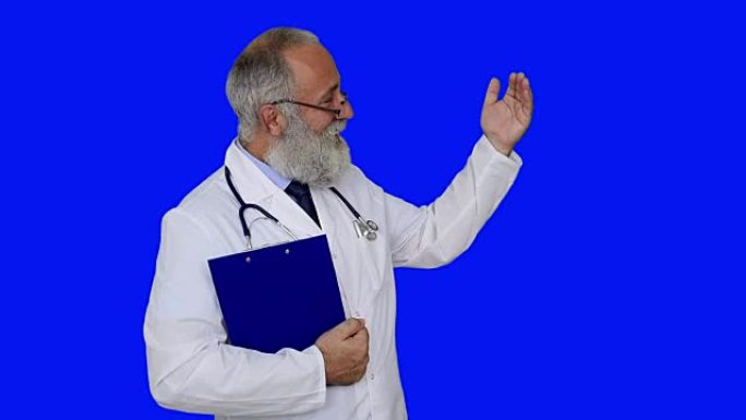 成人高级医生显示复制空间，并在蓝色背景上显示拇指向上
