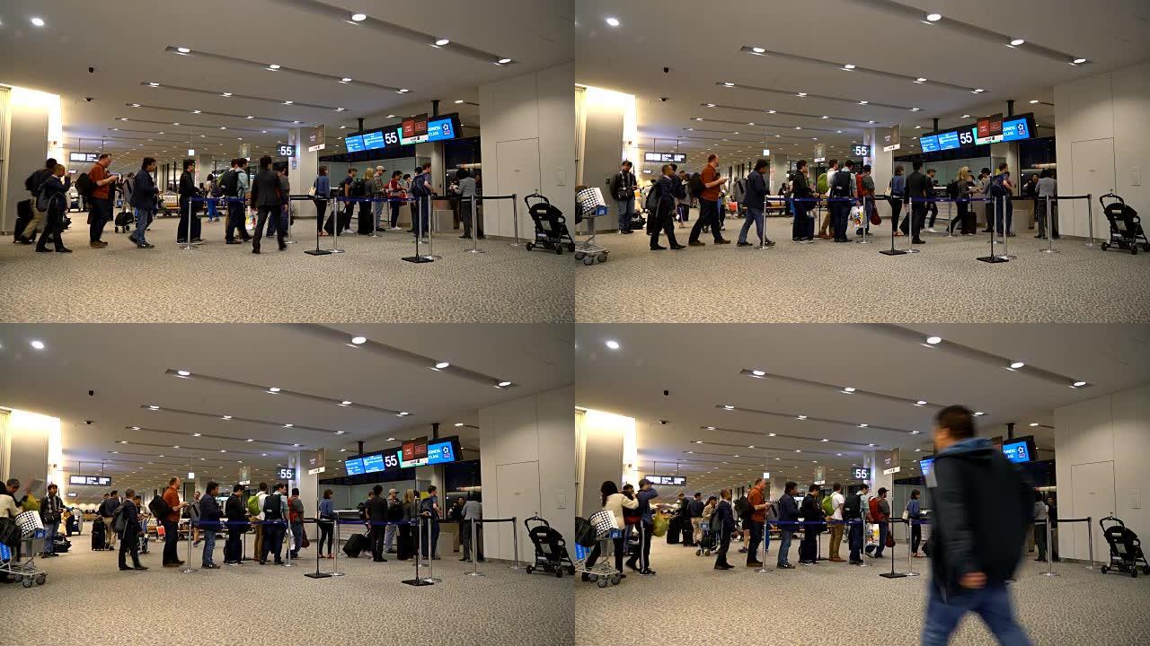 机场的人群排队取票登机