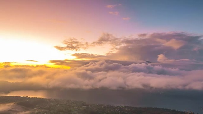 俯瞰巴图尔湖的火山日出，巴厘岛，印度尼西亚