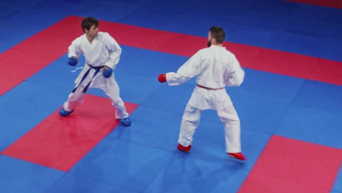 两名男子空手道选手在榻榻米上作战