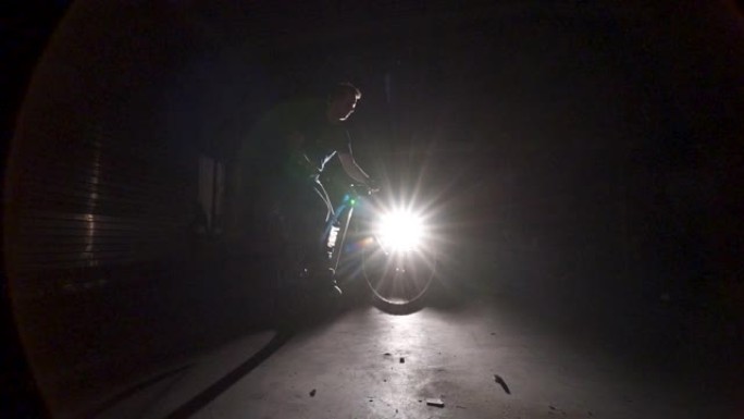 慢动作剪影的镜头，是骑自行车的人在背后用光做把戏