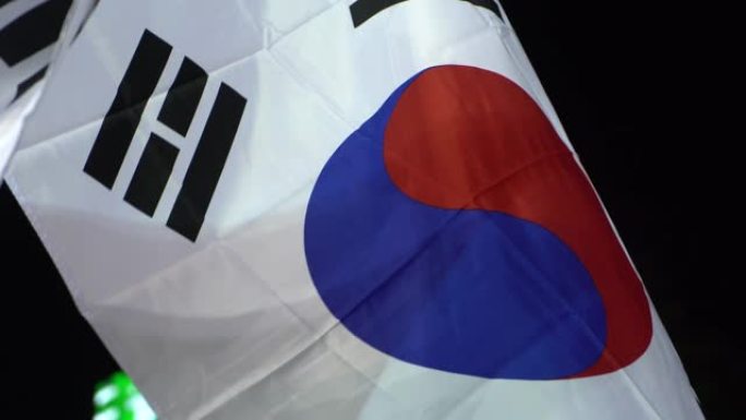 韩国国旗在夜间飘扬