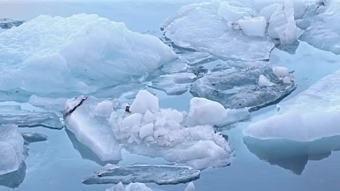 电影倾斜: 冰山漂浮在Vatnajokull冰川冰岛的Jokulsarlon泻湖中