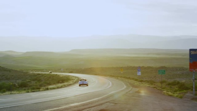 当摄像机从70号州际公路平移到犹他州/科罗拉多州边界 (犹他州东部) 的 “欢迎来到犹他州” 标志时