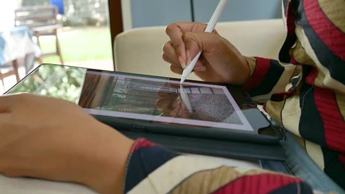 女商人在数字平板电脑绿屏上使用数字笔书写笔记