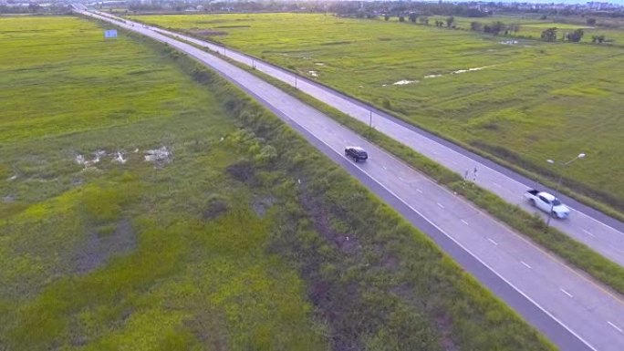 空中: 黑色SUV沿着道路行驶