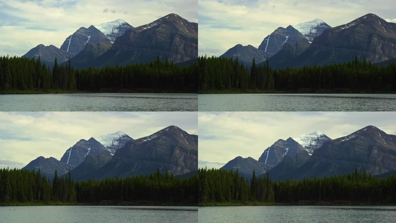 加拿大艾伯塔省贾斯珀国家公园背景中的山湖与森林和加拿大落基山脉轻柔荡漾的时间流逝
