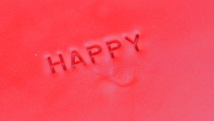 卷红色软糖和邮票，生日快乐。特写。