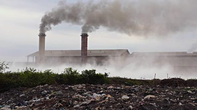 工业和污染概念，晚上农村烟囱厂的4k镜头
