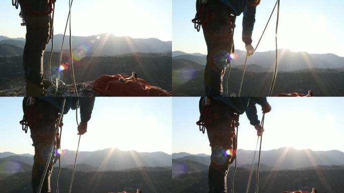 男性登山者在山顶上组织绳索