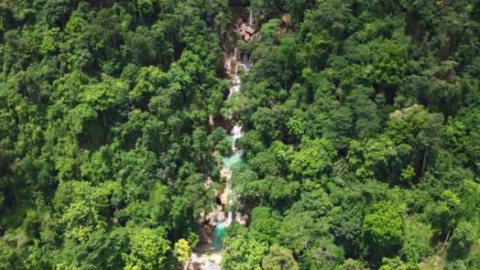 老挝琅勃拉邦美丽的达光斯瀑布的鸟瞰图