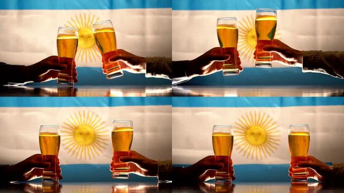 两名男子在阿根廷国旗的背景下碰碰啤酒杯，慢动作