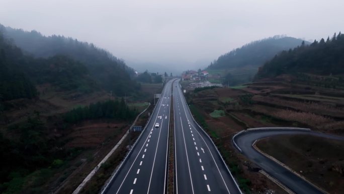 山谷中的高速路，雨后高速路1080p