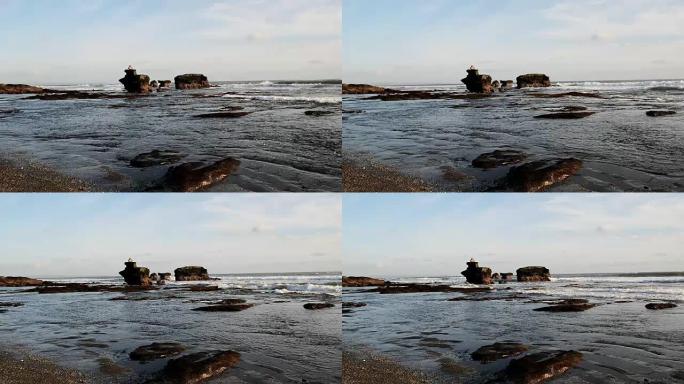 高清: 海浪在印度尼西亚巴厘岛黑沙海滩的沙滩上坠落
