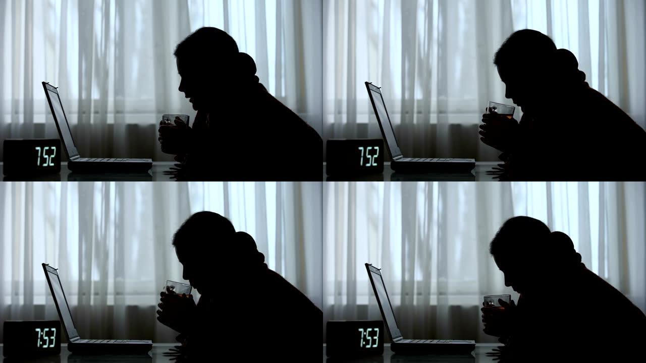 睡不醒的女人早上在笔记本电脑上喝茶，工作职责