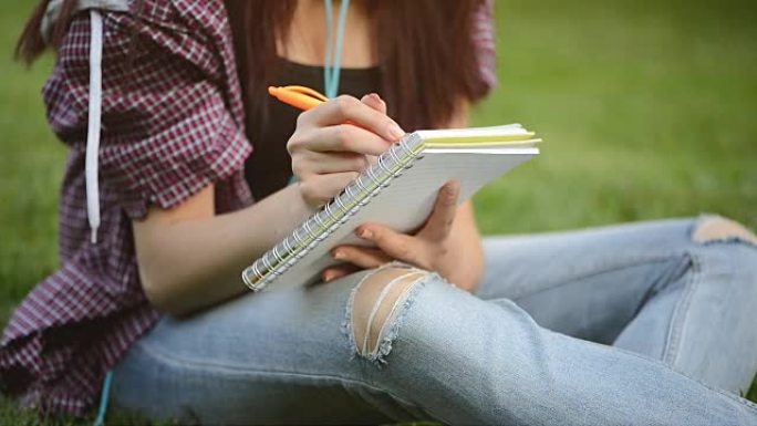 在校园里学习的女学生。