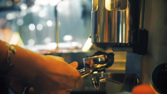 咖啡师用咖啡研磨机制作研磨咖啡。