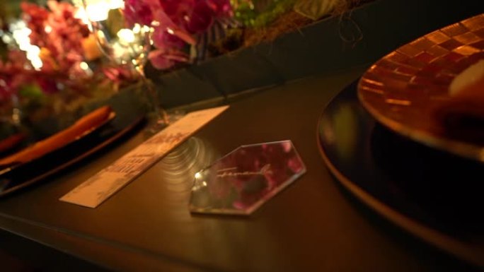 鲜花和浪漫装饰的婚礼桌