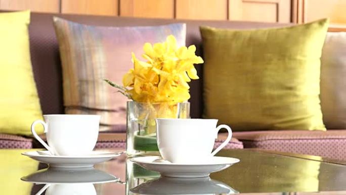 咖啡杯和带沙发的花瓶花