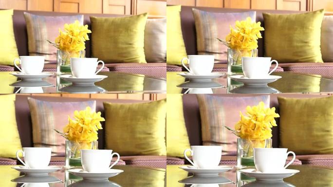 咖啡杯和带沙发的花瓶花
