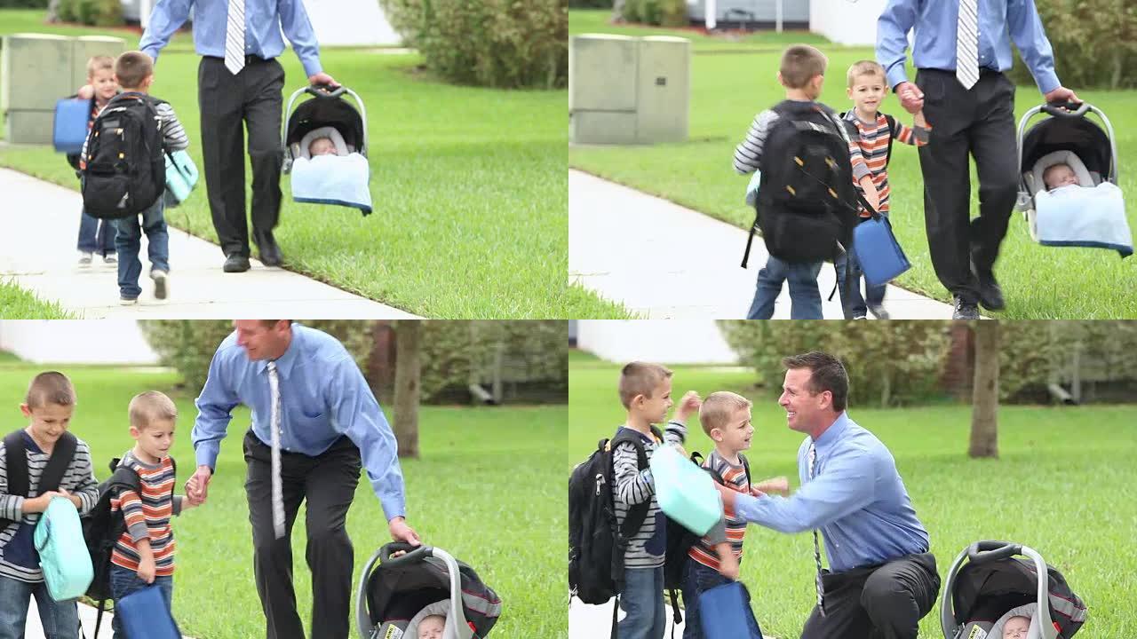 商人背着婴儿带男孩上学