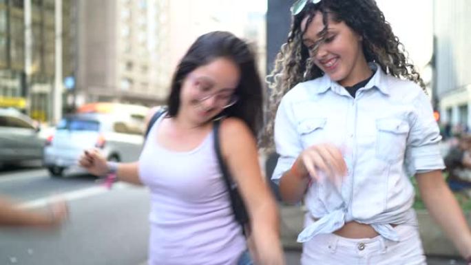 十几岁的女孩在城市跳舞和娱乐
