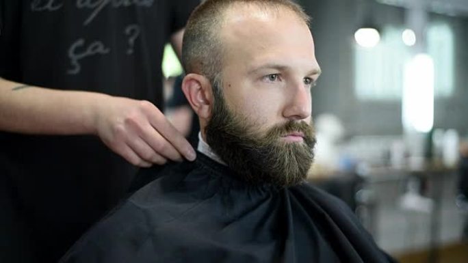 理发店中留着胡须的美丽迷人成年男子的特写镜头