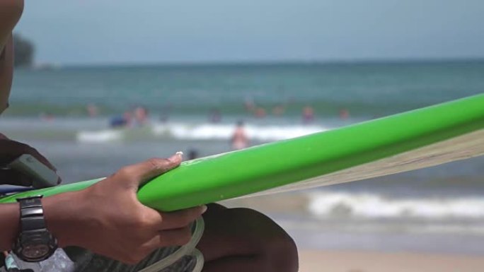 在冲浪板上涂蜡滑浪板涂蜡正确姿势升格视频