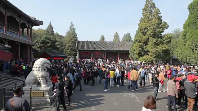 人们在颐和园购买门票，中国人
