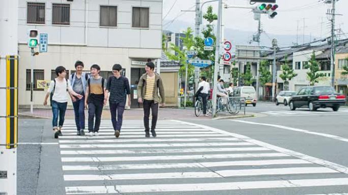 五名日本学生过马路上大学