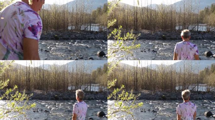 成熟的男人在日出时沿着海岸线行走