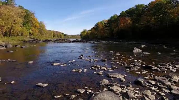 沿河的秋天颜色河流清澈航拍河流