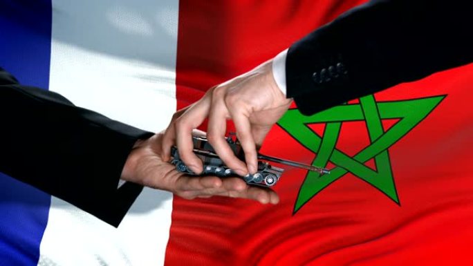 法国和摩洛哥官员用坦克换取金钱，旗帜背景，交易