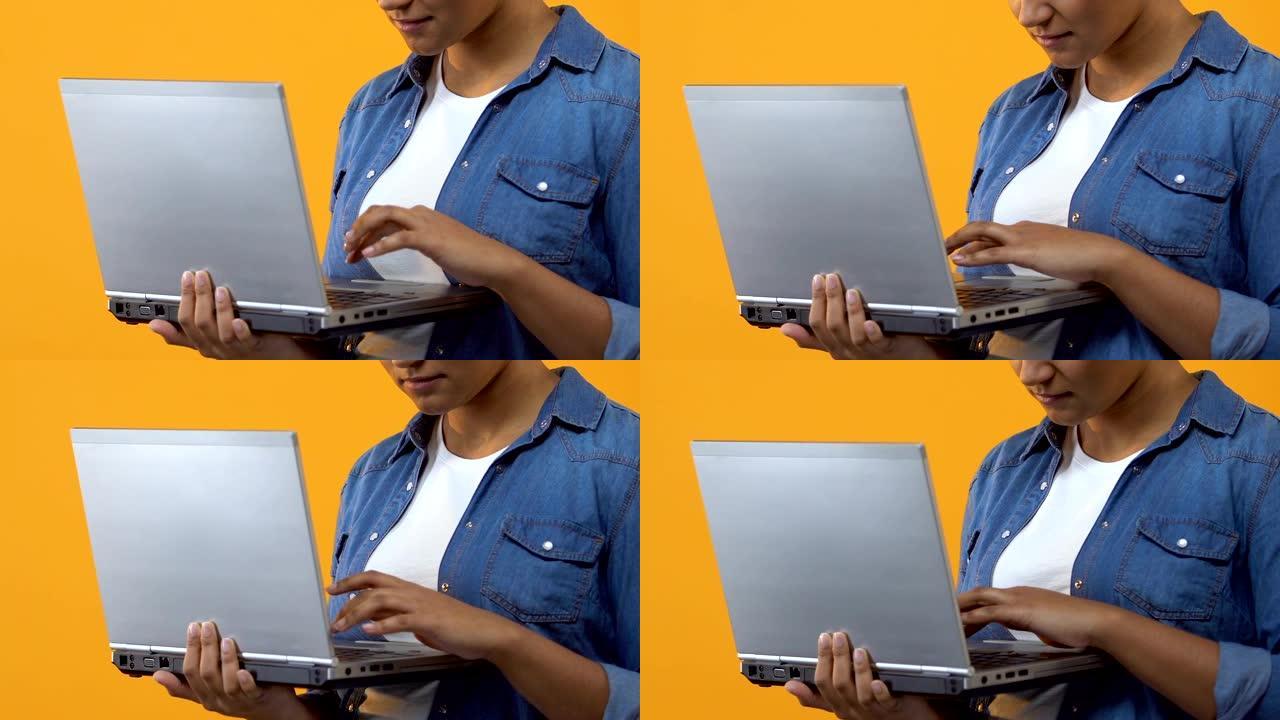 女性自由职业者在黄色背景上打字笔记本电脑键盘，博客帖子