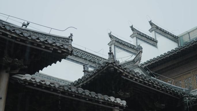 斗拱飞檐-下雨天中的古建筑屋檐