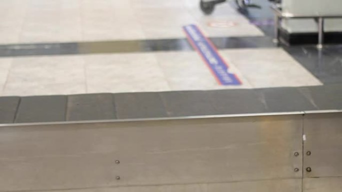 机场行李传送带上的行李