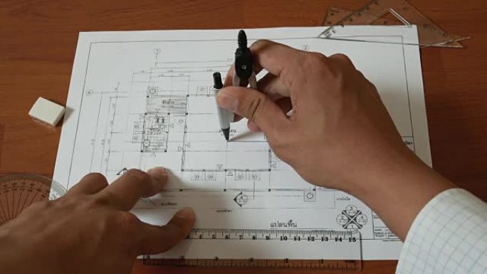 从事他的设计的女商人