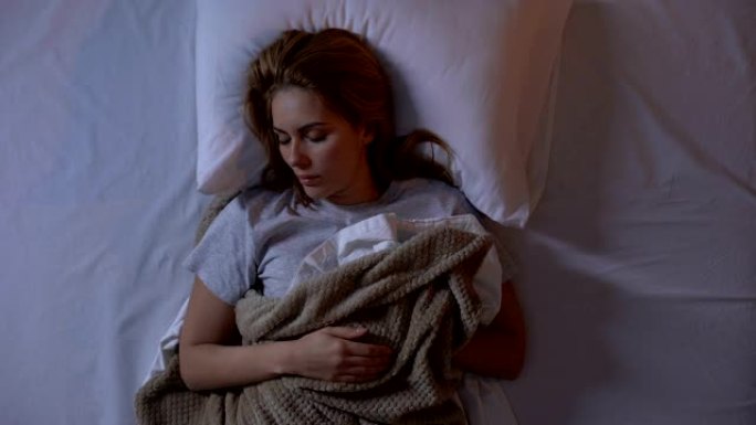 美丽的女人在舒适的矫形床上睡得很香，医疗保健