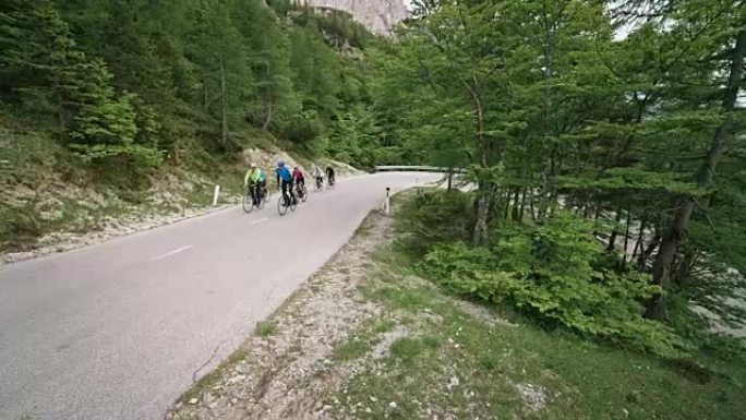 CS六名公路骑车人组成的小组在山上高高的道路上骑行