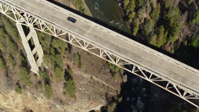 自上而下的无人机在Moyie河峡谷大桥上飞行