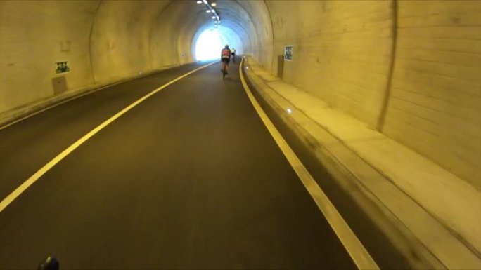 瑞士道路上骑自行车的人的第一人称照片