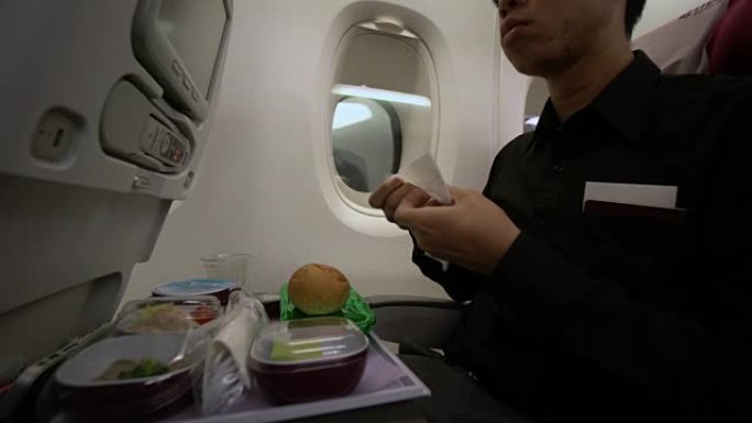 在飞机上吃午餐