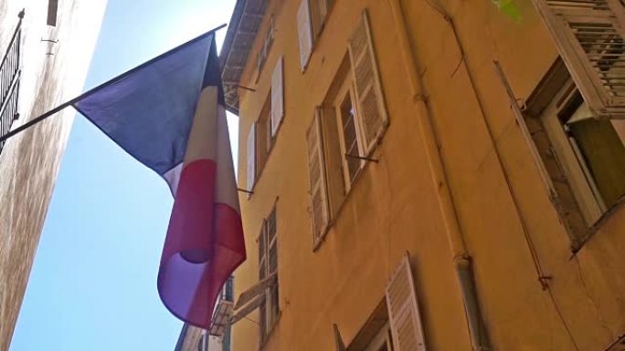 悬挂在街道上的法国国旗