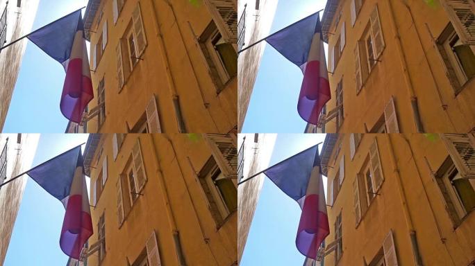 悬挂在街道上的法国国旗