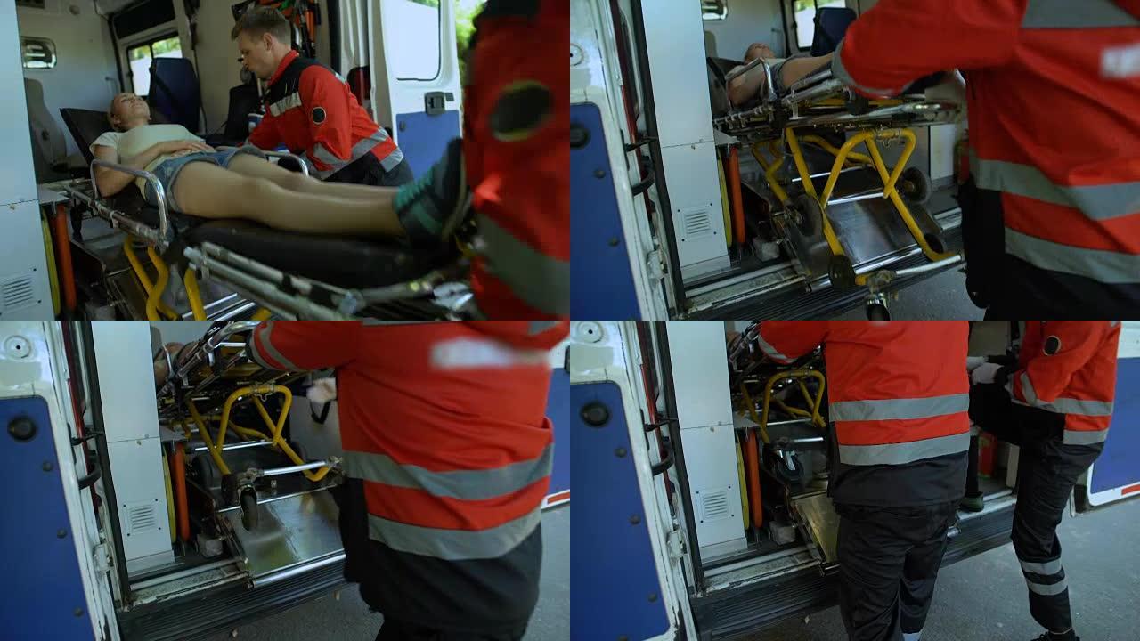 医护人员将担架上的病人送入救护车，快速合格的帮助