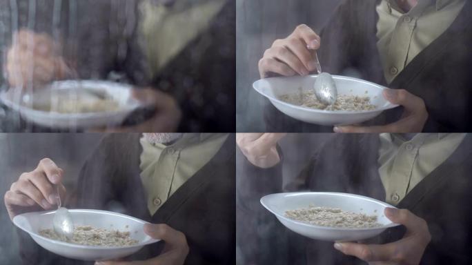 生病的人吃燕麦片，看着窗外的雨水，健康的早餐